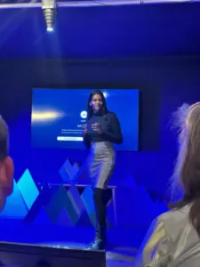 Maria Kunabala auf der Bühne als Leadership Speakerin.