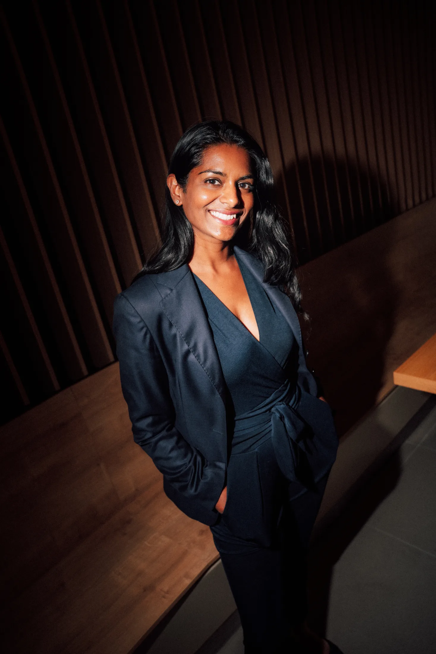 Maria Kunabala, Gründerin von Humanly Brave, in einem professionellen Markenporträt.